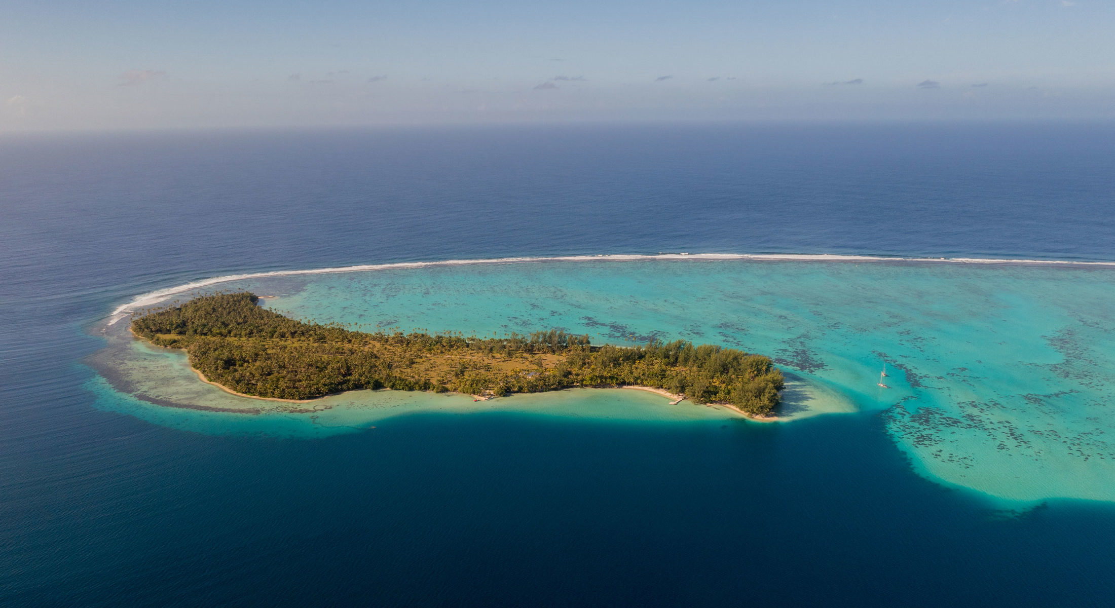 Motu Nao Nao avec sa verdure et son lagon turquoise vue du ciel