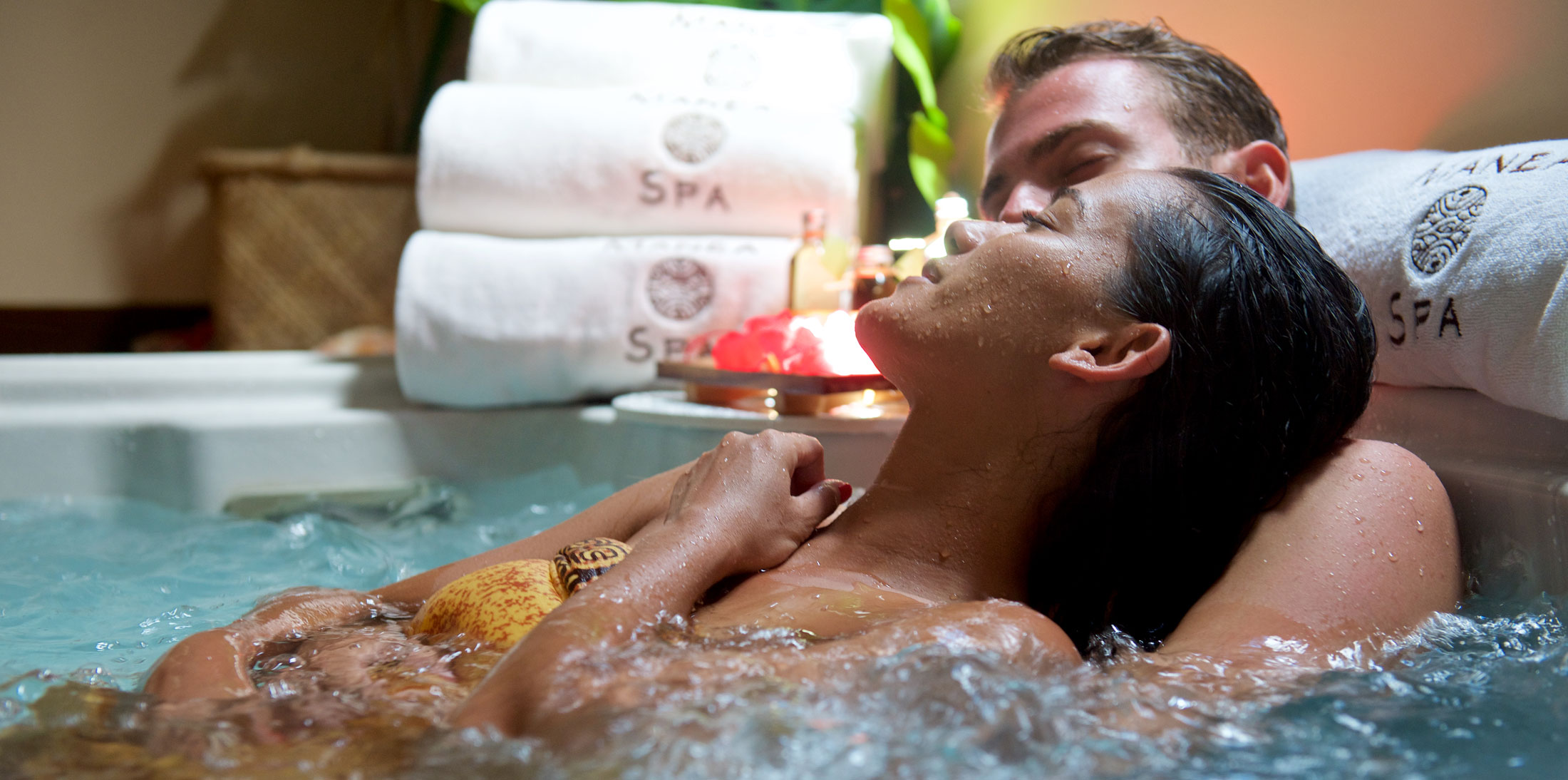 couple se relaxant dans le jaccuzzi du spa de l'hôtel Manava à Moorea